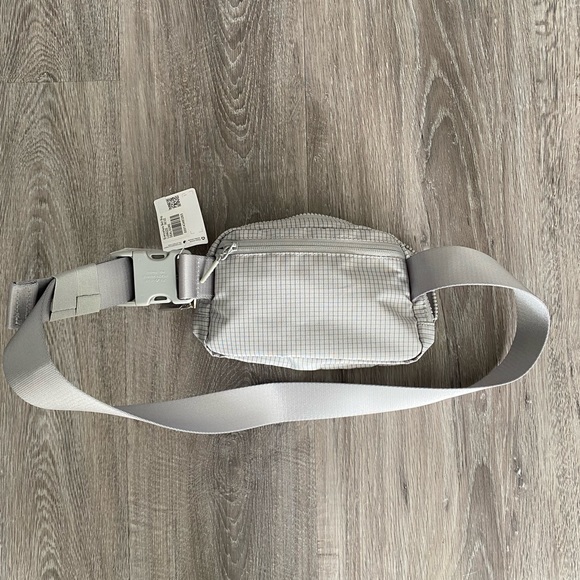 Brand new Lululemon Everywhere Belt Bag grey/ seal grey graphic squares pattern - Picture 8 of 10